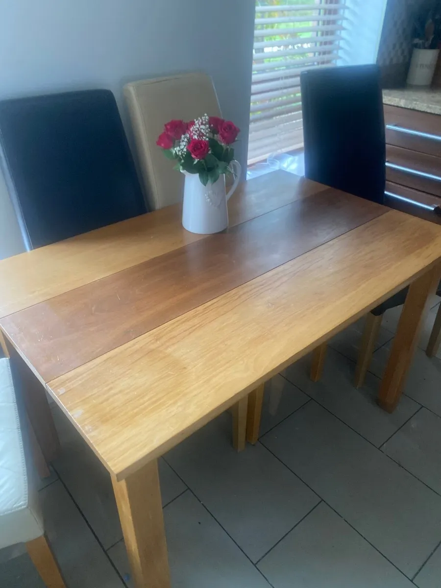Table and chairs - Image 1
