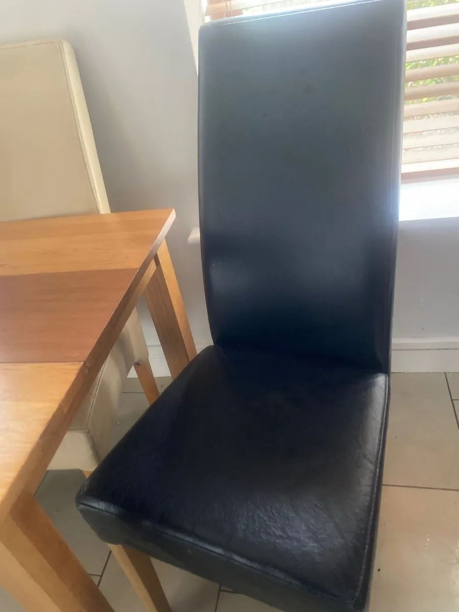 Table and chairs - Image 2