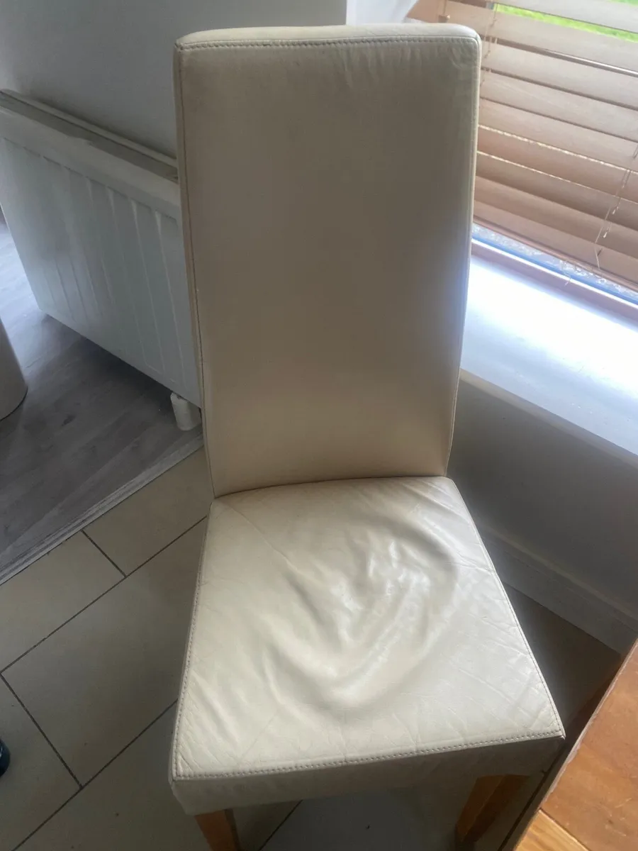 Table and chairs - Image 4