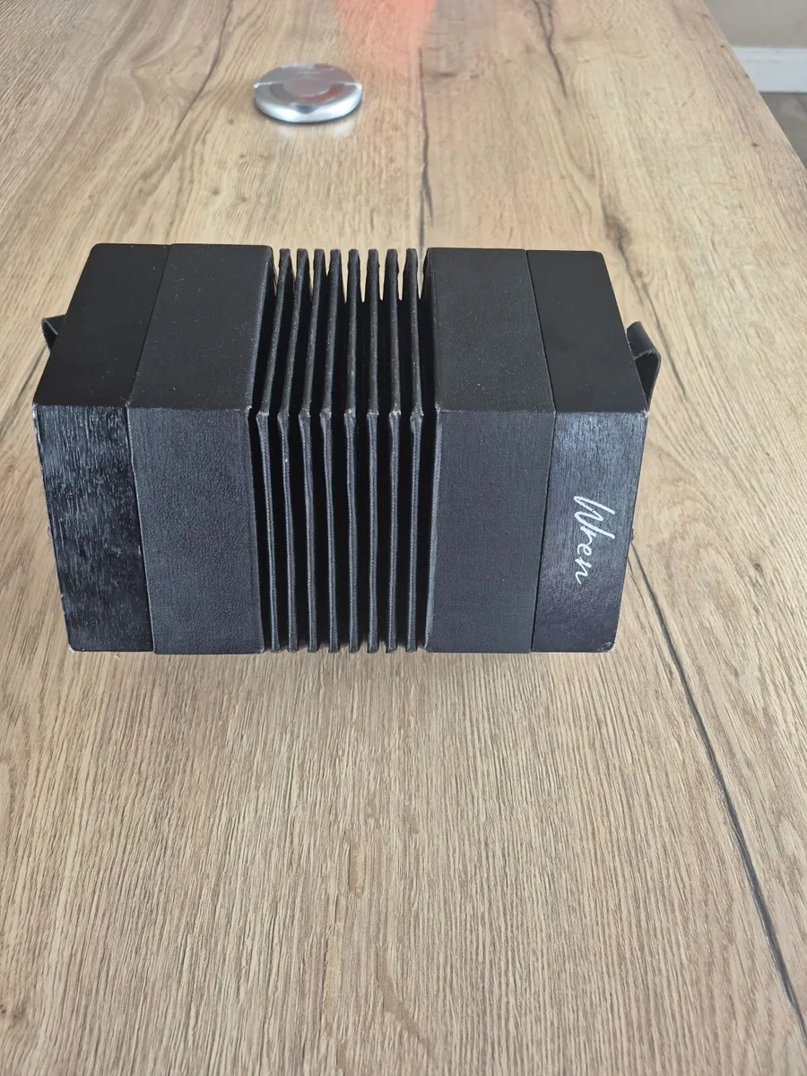 Beginner wren concertina  with hard case. - Image 1