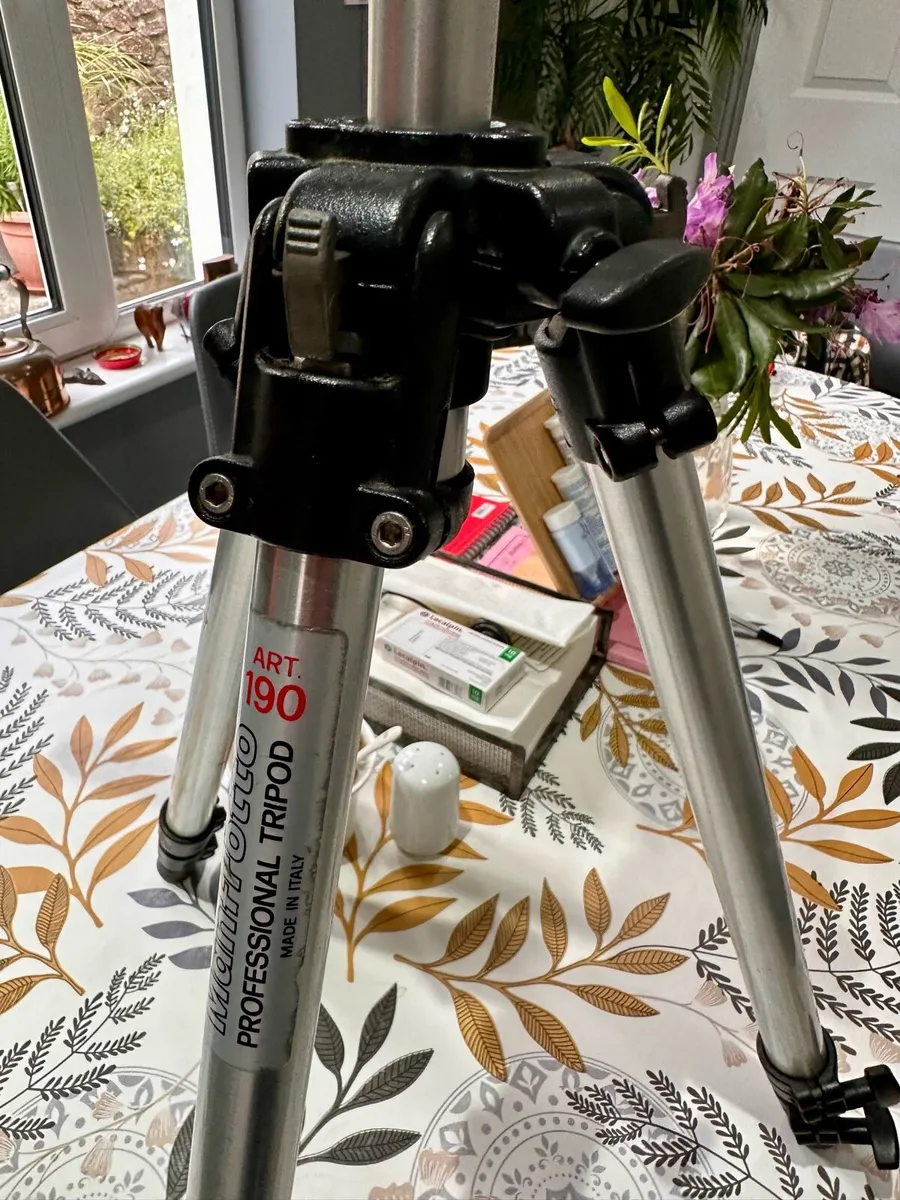 Manfrotto 3 section professional Tripod - Image 4