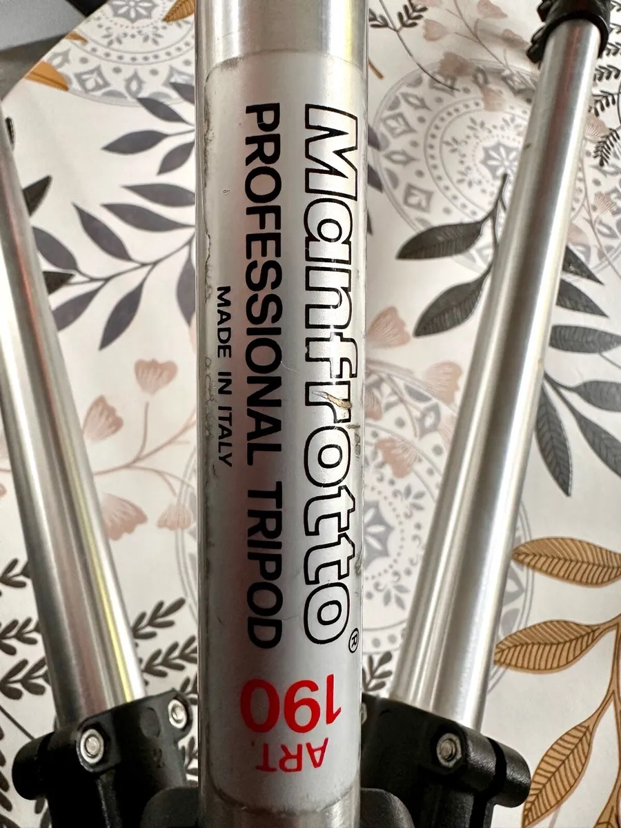 Manfrotto 3 section professional Tripod - Image 1