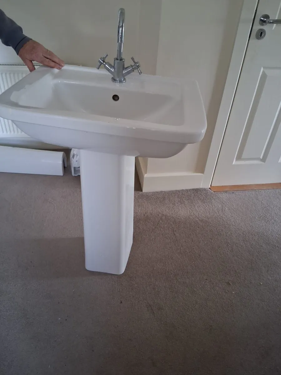 Bathroom sink and pedastal - Image 2