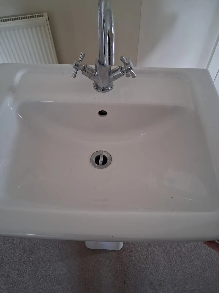 Bathroom sink and pedastal - Image 1