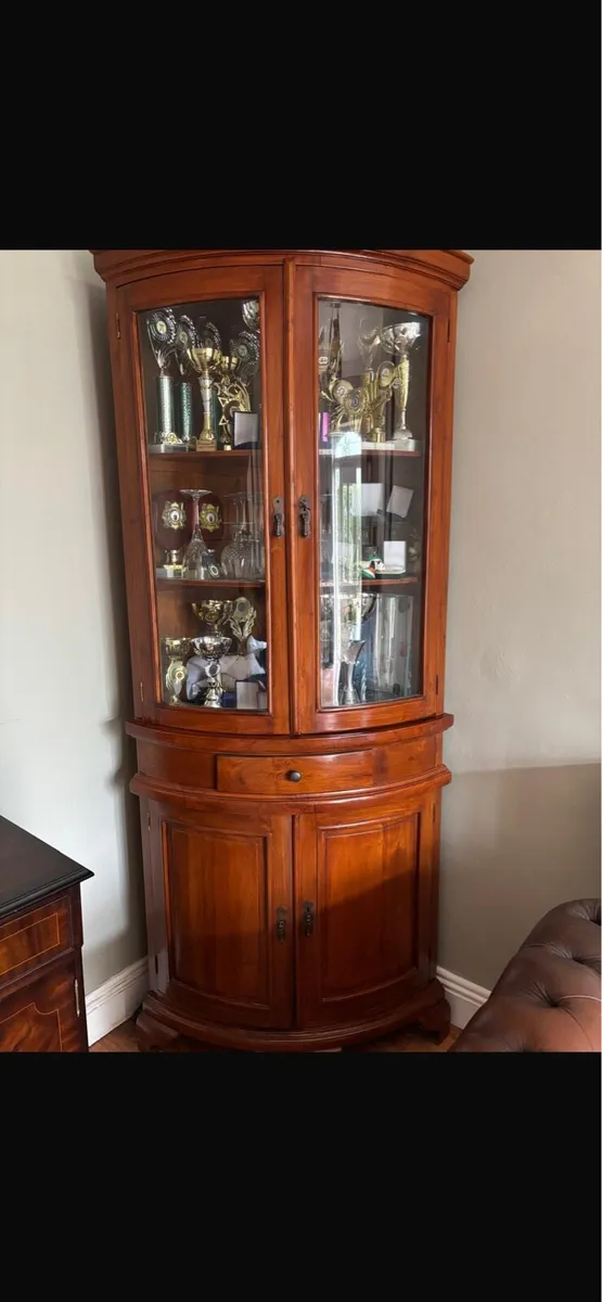 Corner glass cabinet