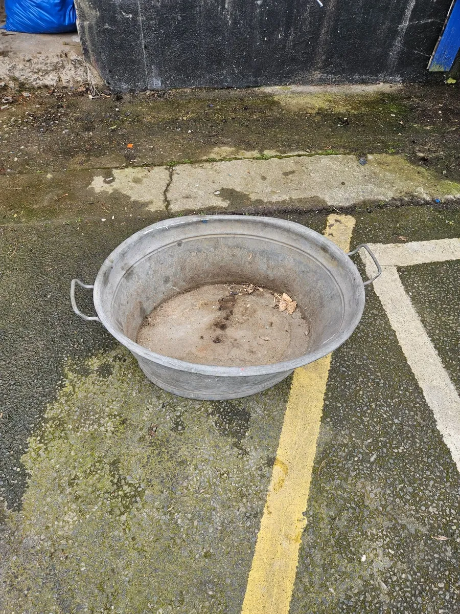 Vintage Galvanised Bath Tub - Image 1