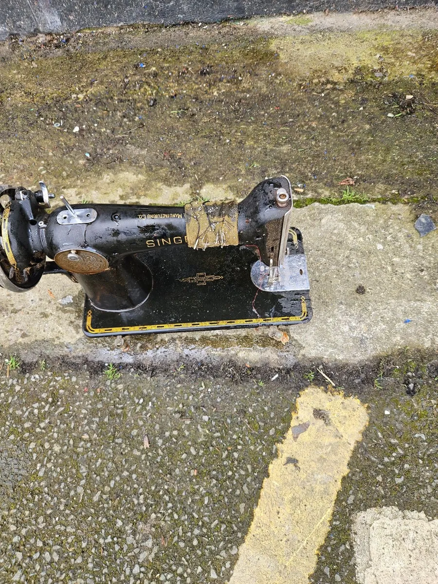 Vintage Singer Sewing Machine - Image 3