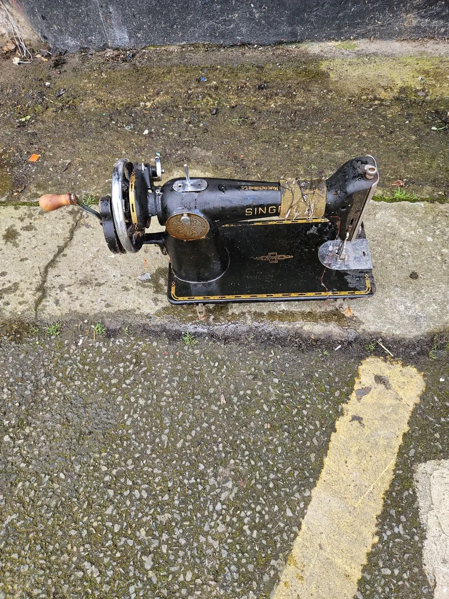 Vintage Singer Sewing Machine - Image 4