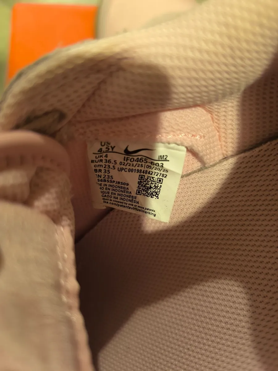 Nike womens or Girls ..New - Image 1