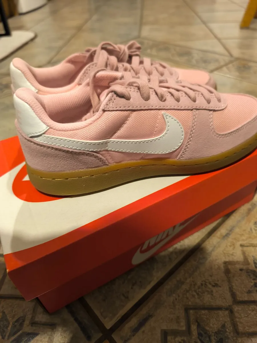 Nike womens or Girls ..New - Image 3