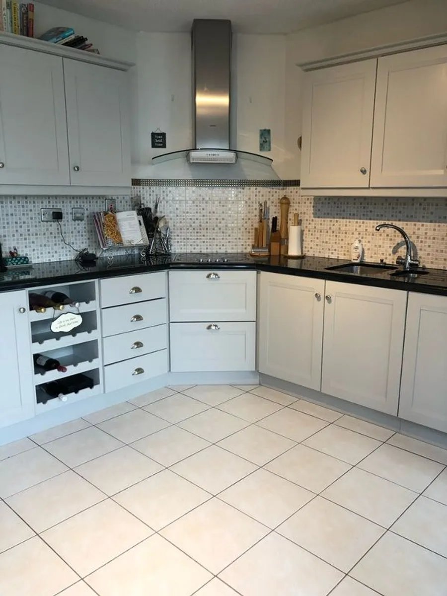 kitchen units - Image 1