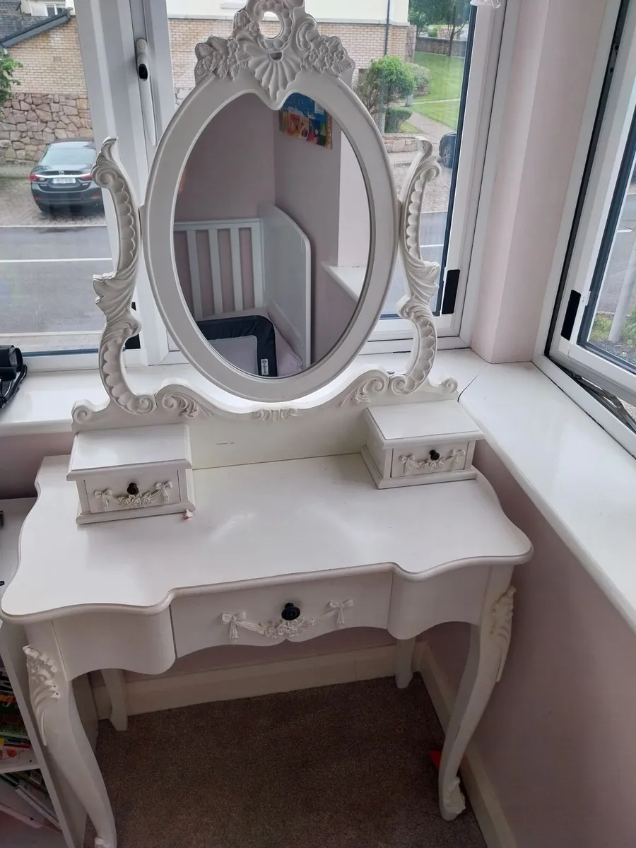 Dressing table - Image 1