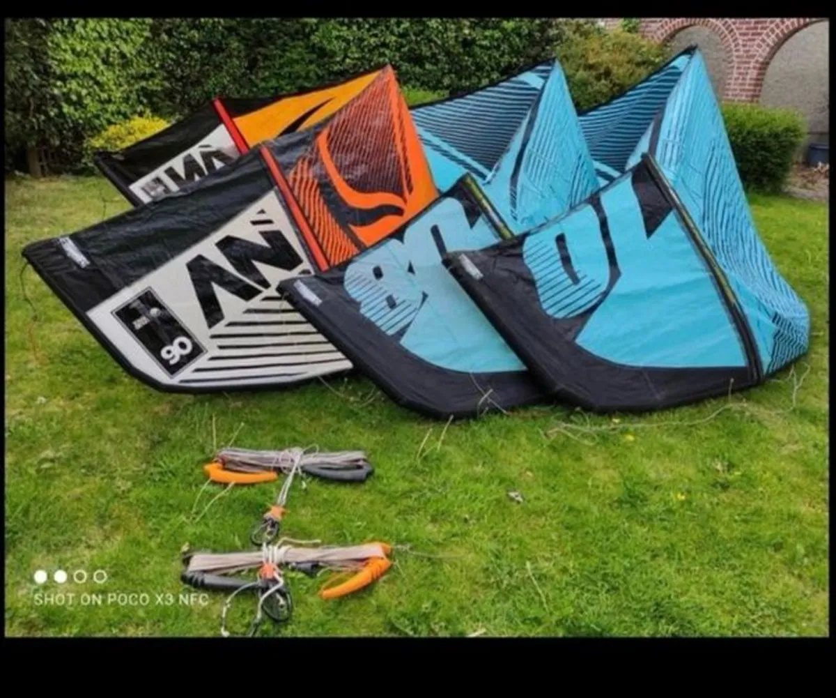 Liquid Force Kitesurf 3 Kites (10m, 8m, 6m) + 2 Control Bars - Image 1