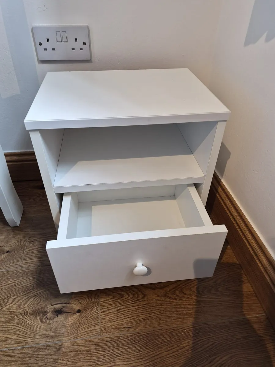 Bed side - Image 1