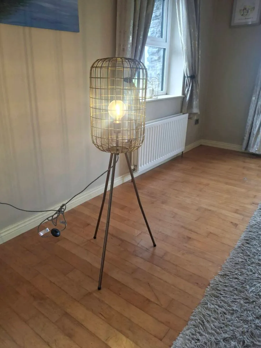 Tripod lamp - Image 1