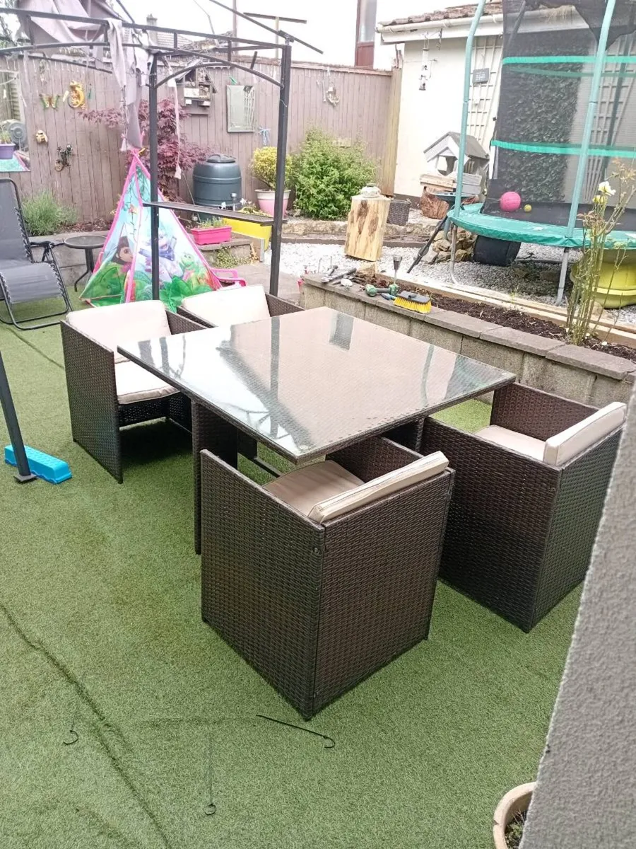 Rattan cube table .and 4 chairs. - Image 1