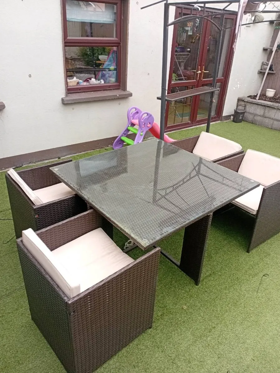 Rattan cube table .and 4 chairs. - Image 3