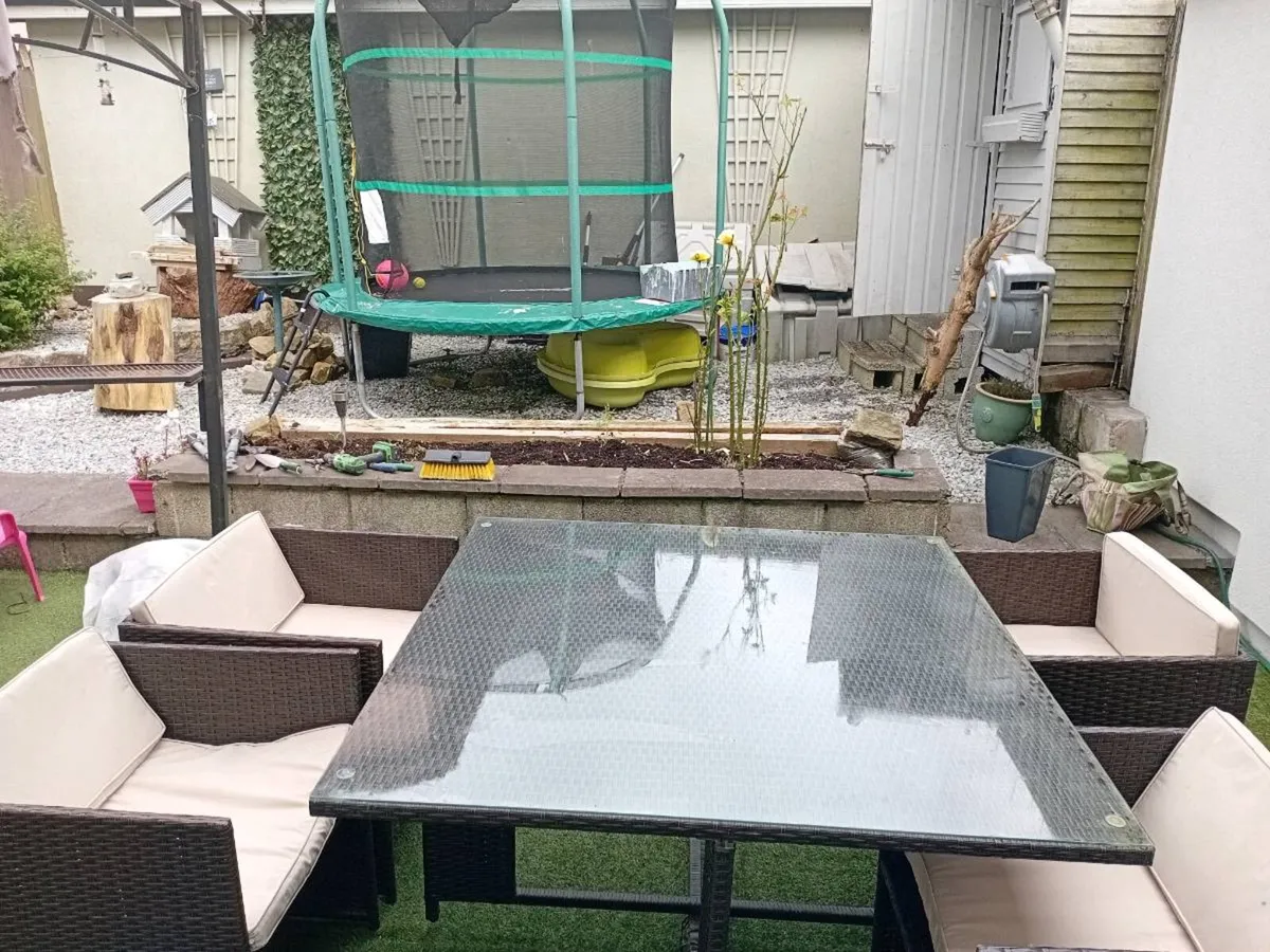 Rattan cube table .and 4 chairs. - Image 2