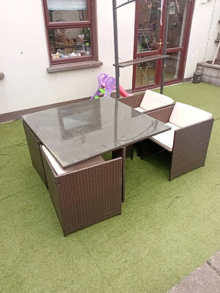 Rattan cube table .and 4 chairs. - Image 4