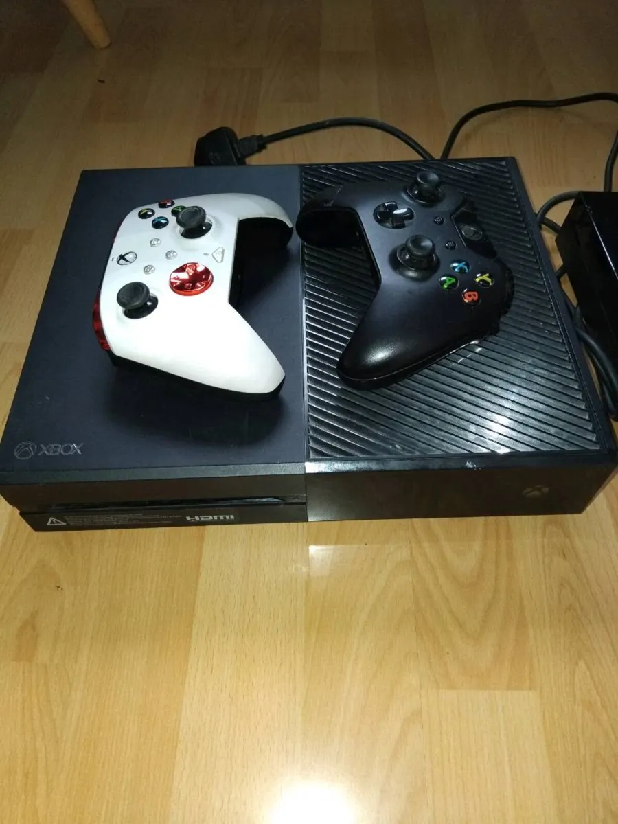 X box one with 2 controllers - Image 1