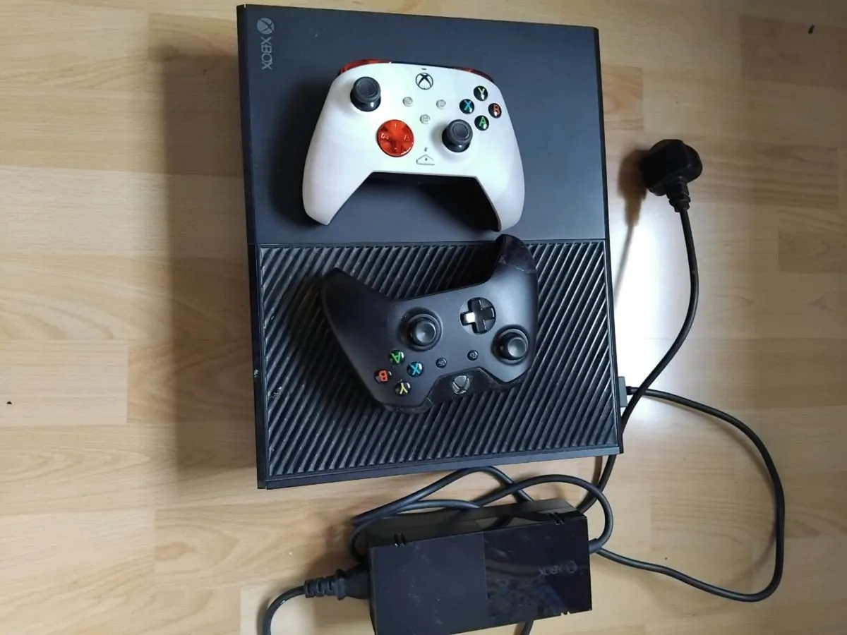 X box one with 2 controllers - Image 2