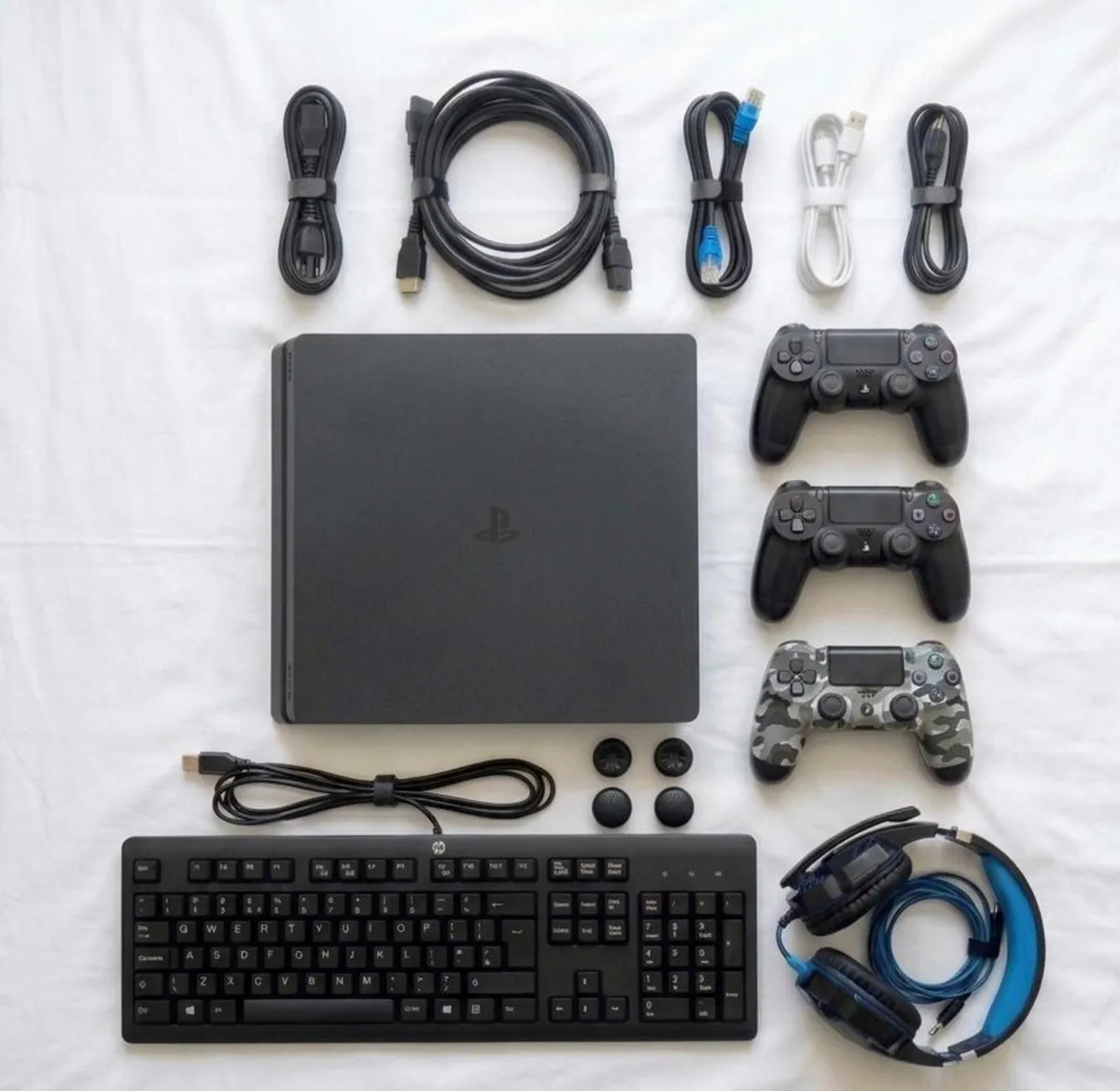 PS4(500GB) all essential accessories included