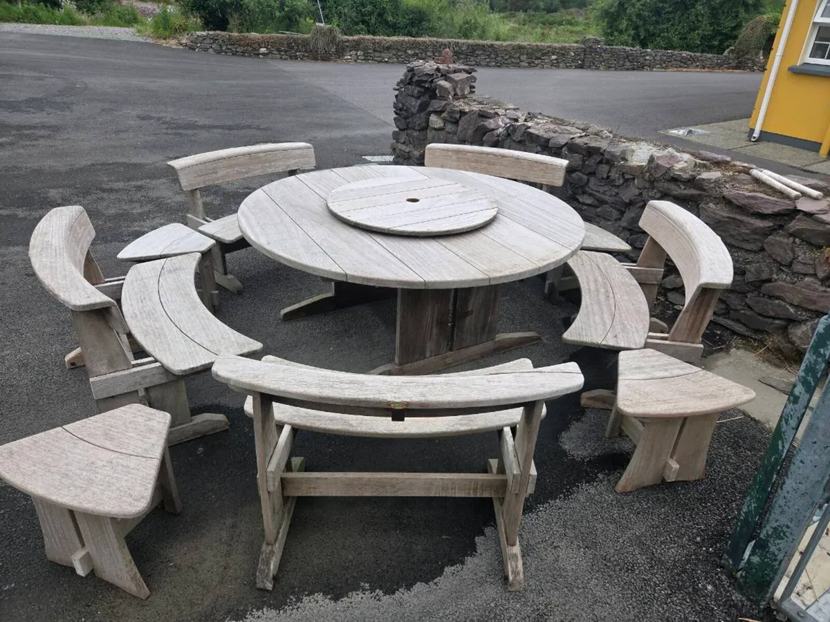Outdoor table and chairs - Image 3
