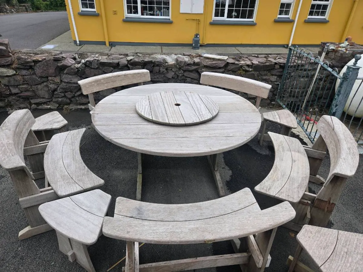Outdoor table and chairs - Image 1