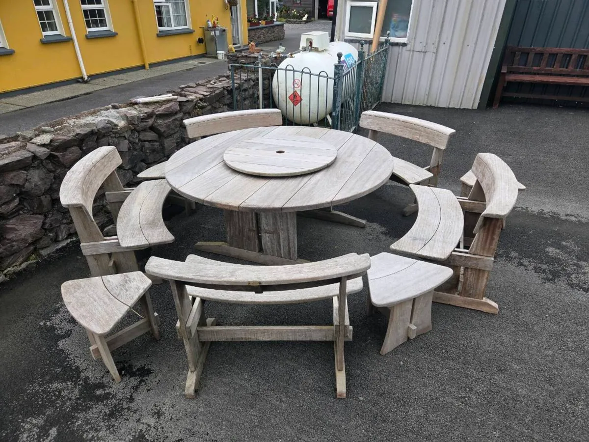 Outdoor table and chairs - Image 2