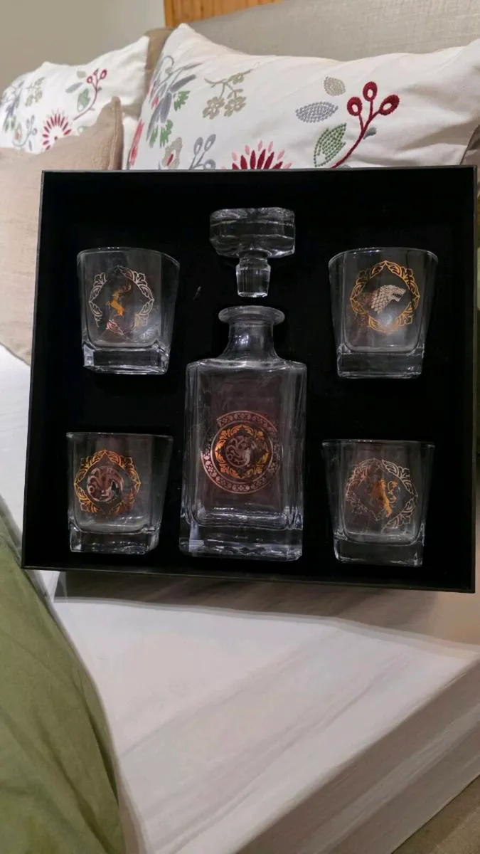 Game of thrones whiskey decanter and 4 glasses - Image 1