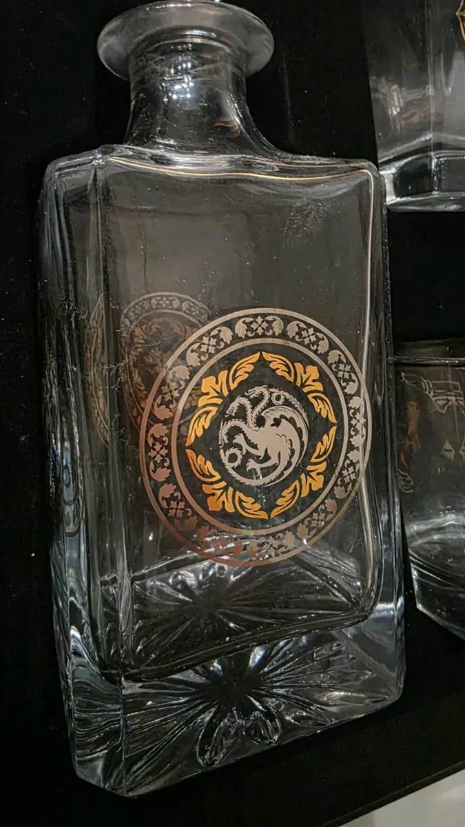 Game of thrones whiskey decanter and 4 glasses - Image 2