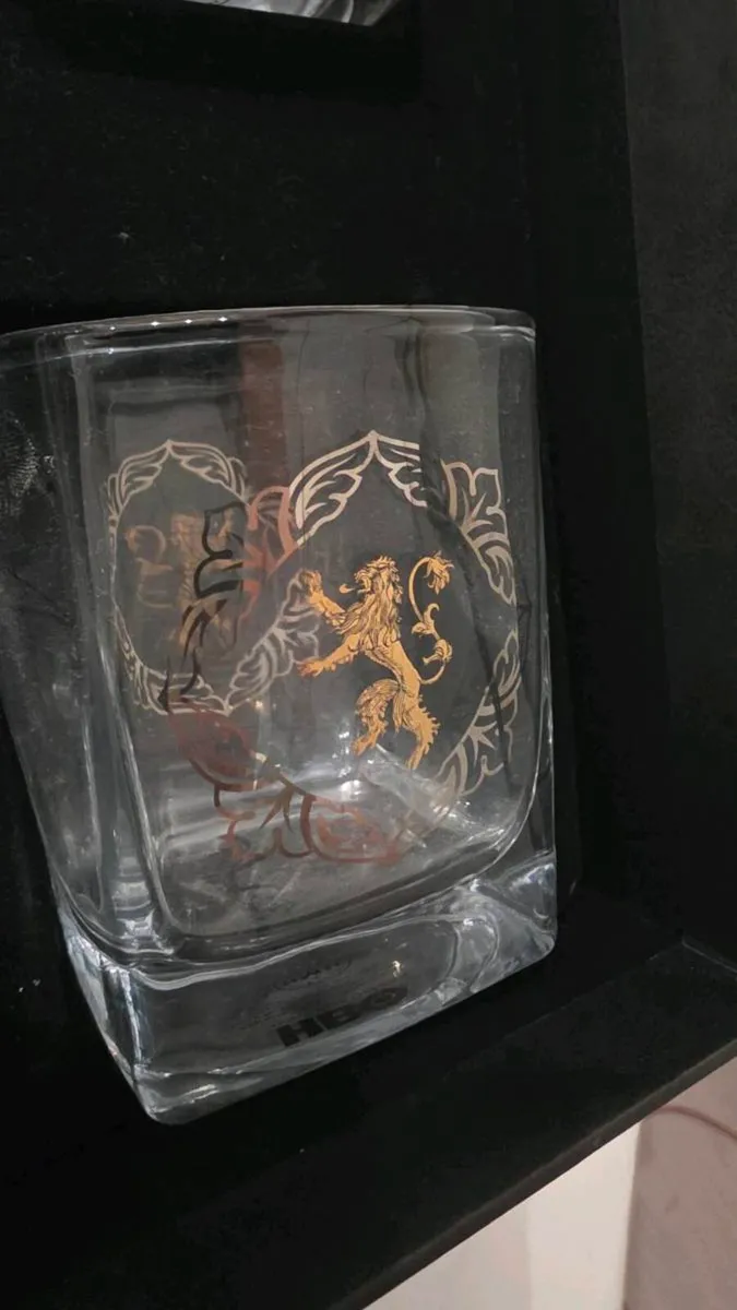 Game of thrones whiskey decanter and 4 glasses - Image 3