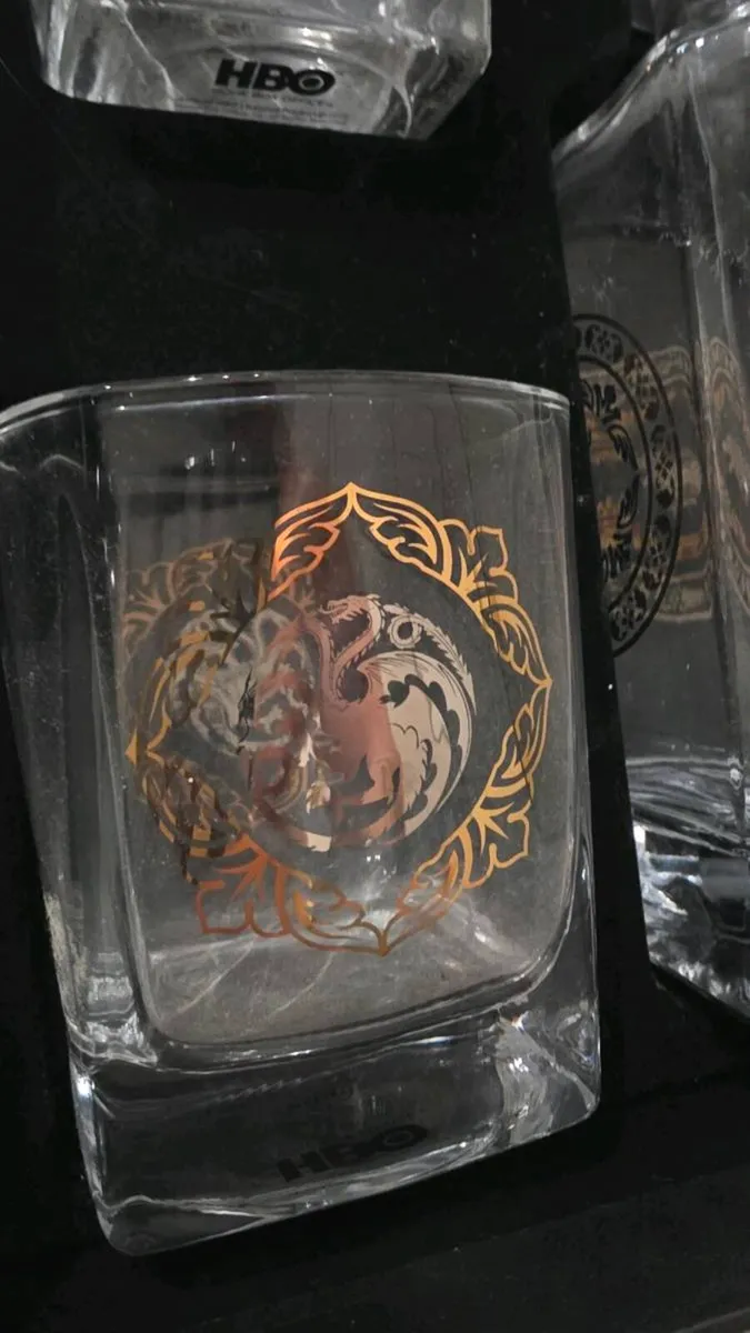 Game of thrones whiskey decanter and 4 glasses - Image 4