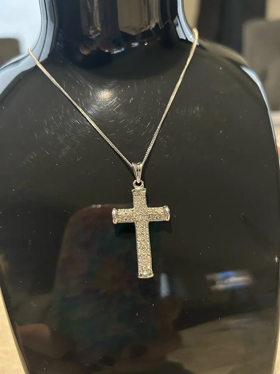 Diamond set crucifix pendant - Image 4