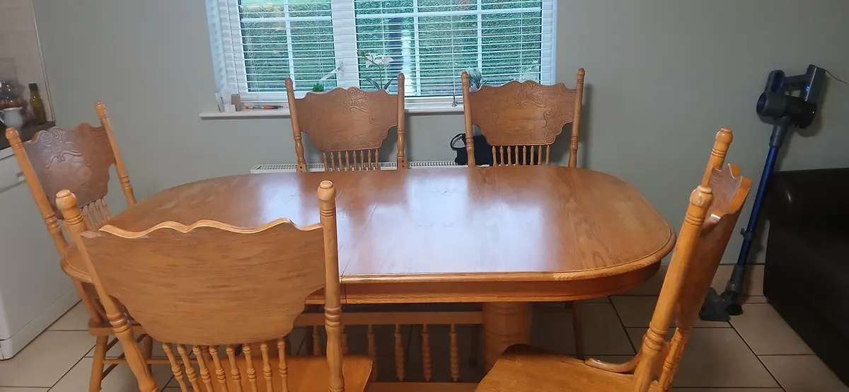 Table and  4 chairs - Image 1