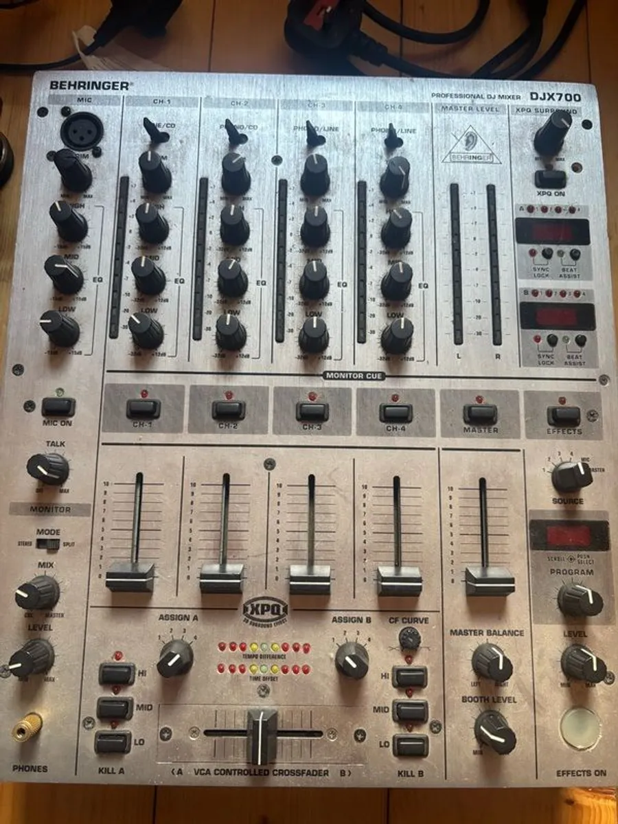 Turntables with mixer - Image 2
