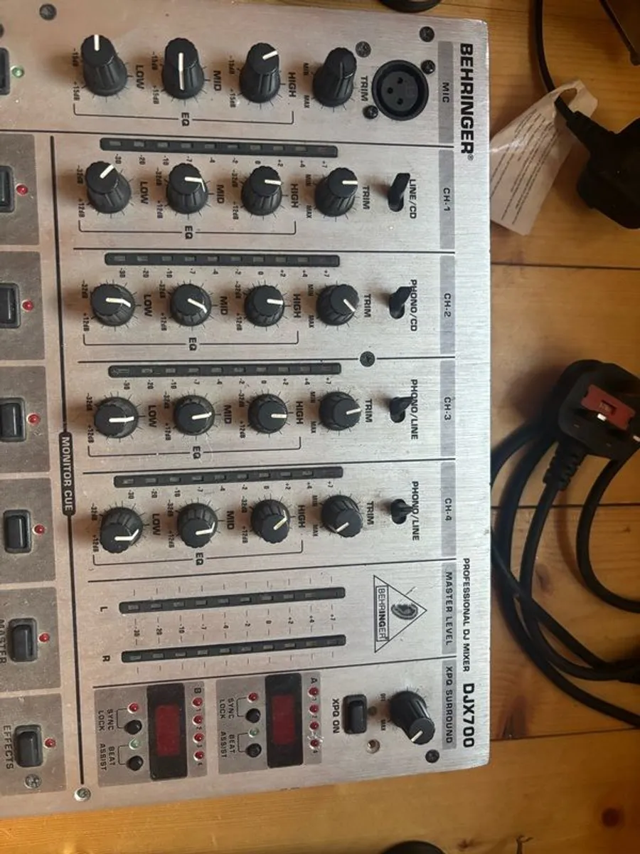 Turntables with mixer - Image 3