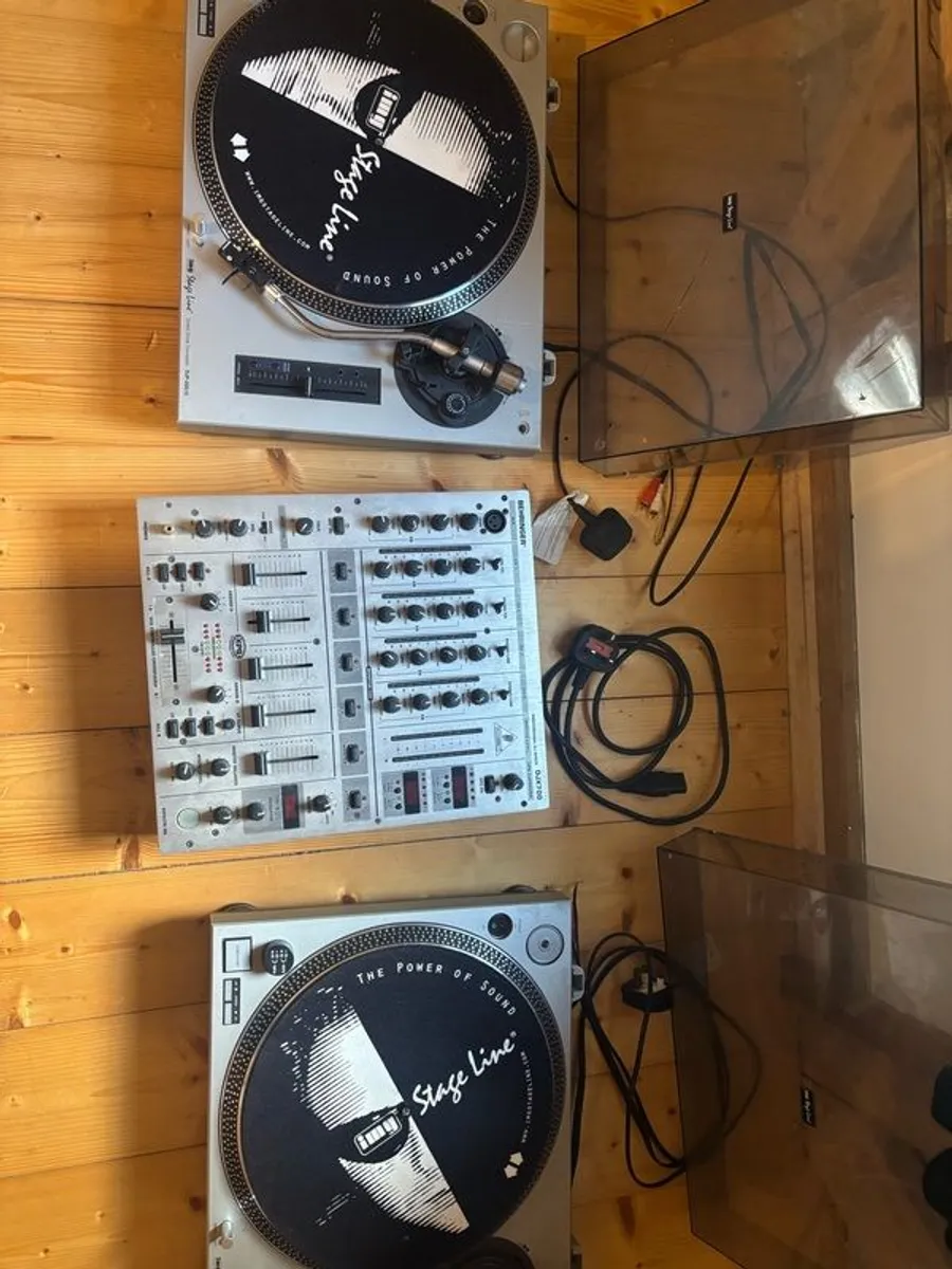 Turntables with mixer - Image 1