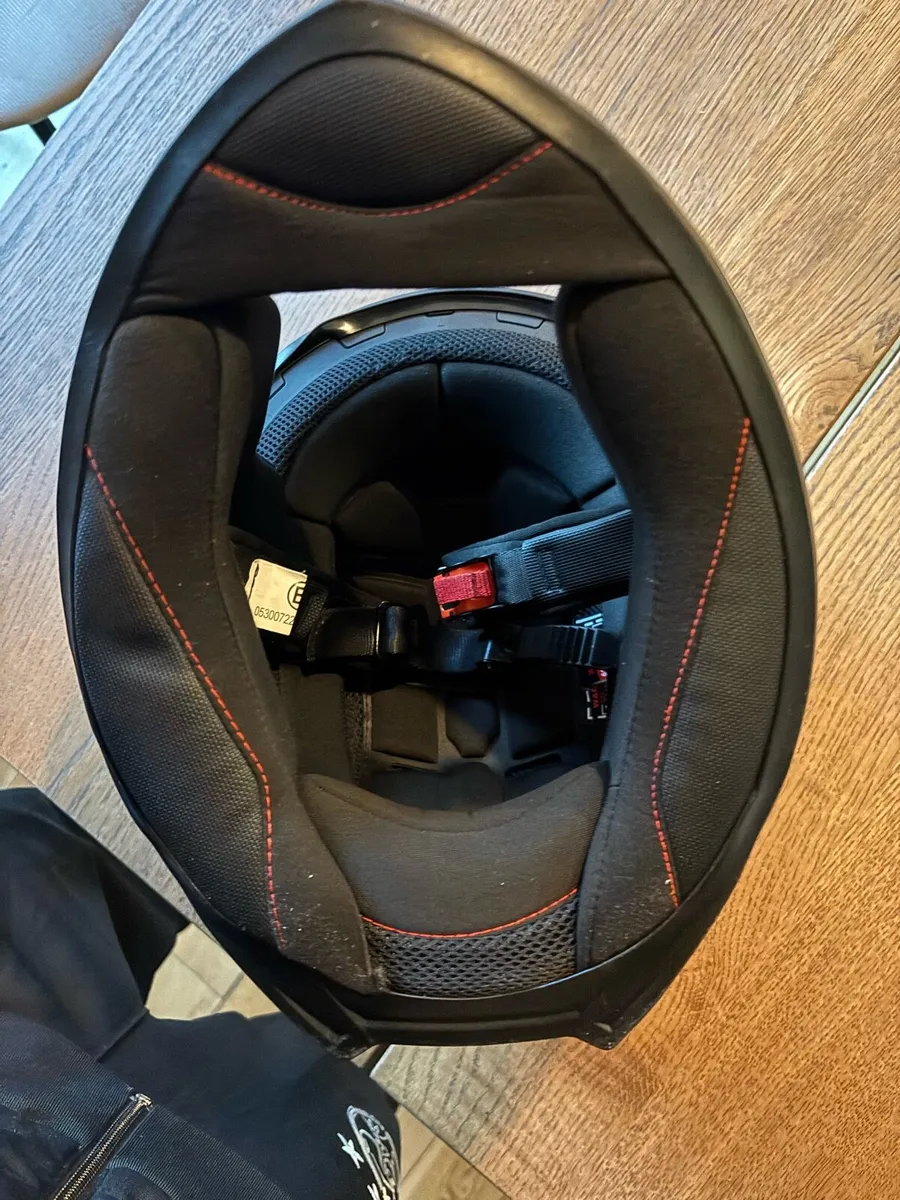 Motorbike helmet - Image 4