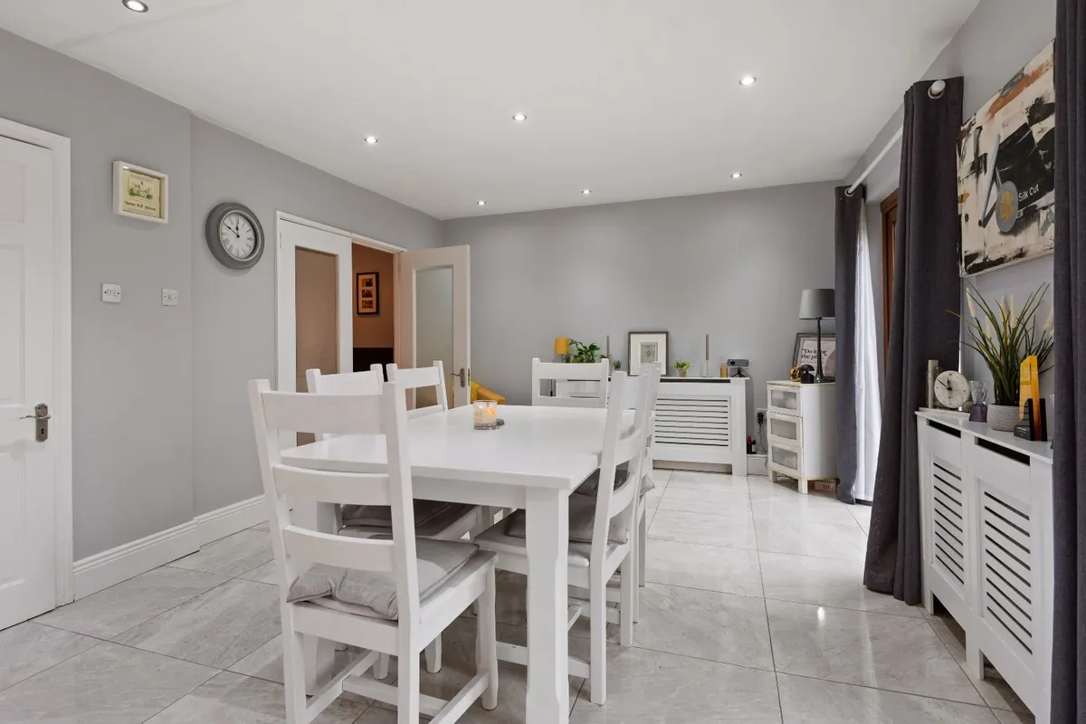 Table & chairs - Image 1