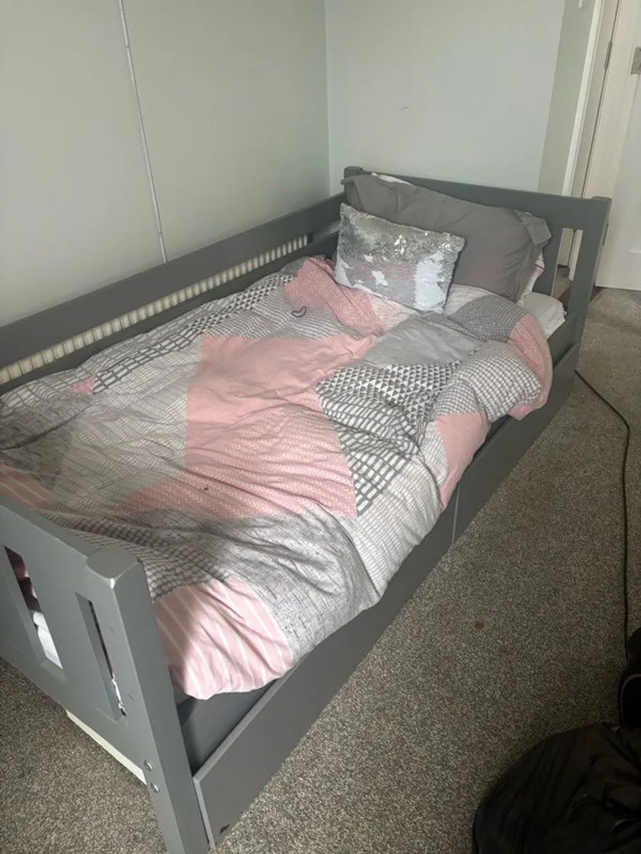 single bed with 2 drawers - Image 1