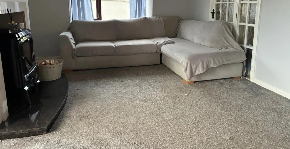 L-Shaped couch - Image 1