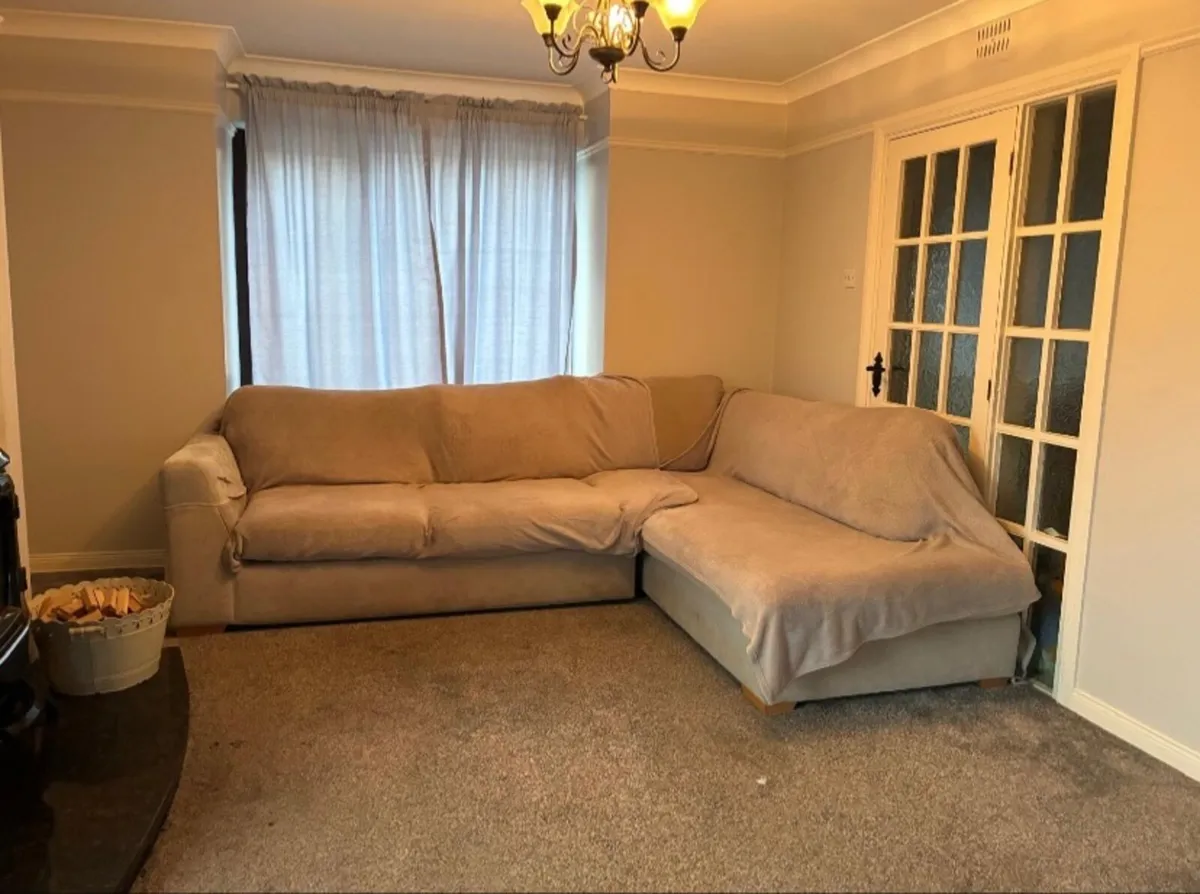 L-Shaped couch - Image 2