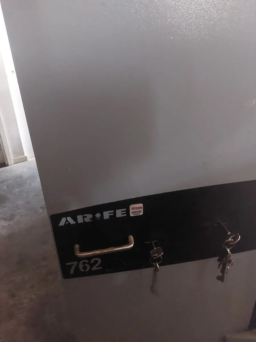 Large safe fire resiste - Image 1