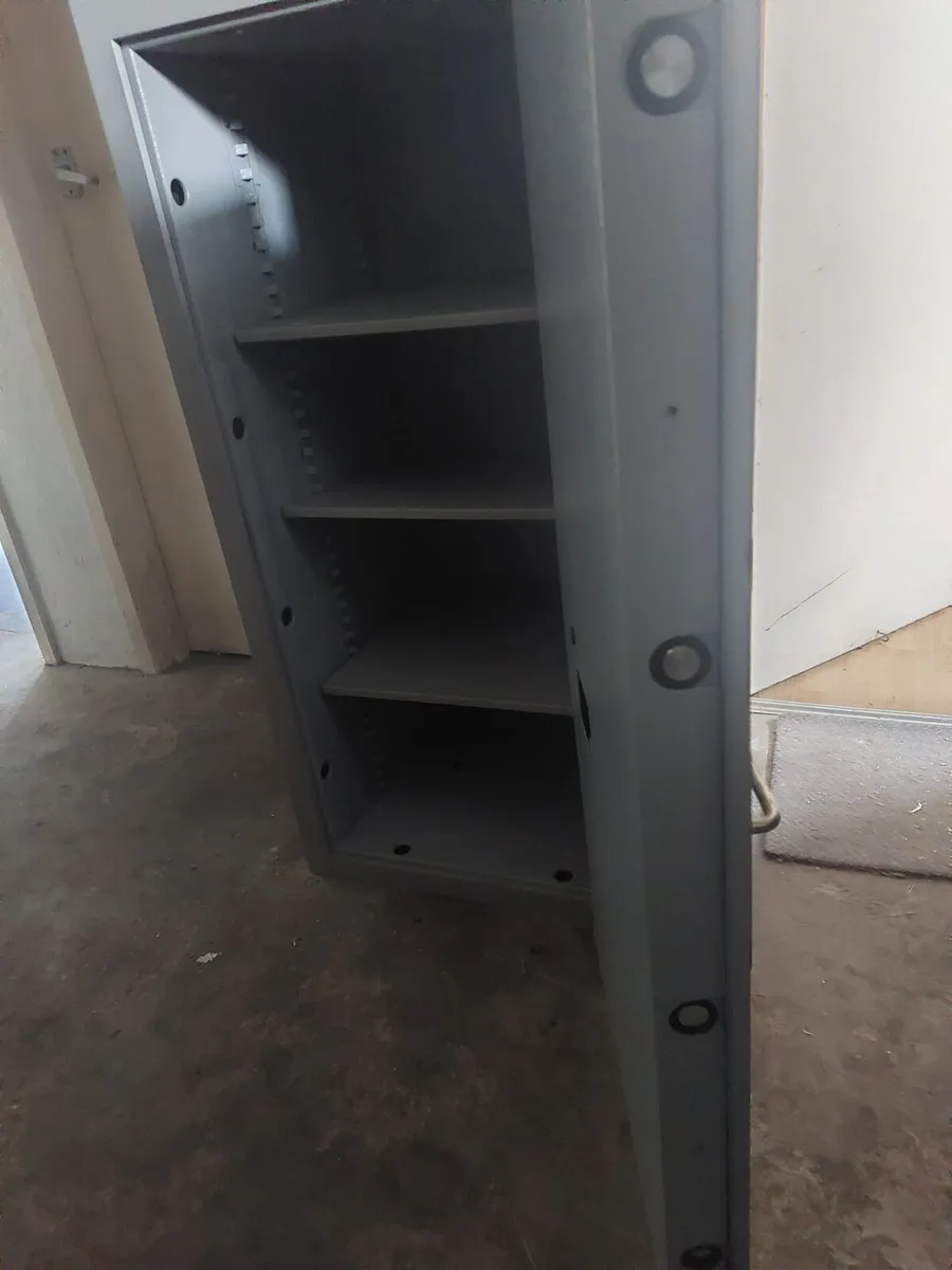 Large safe fire resiste - Image 3
