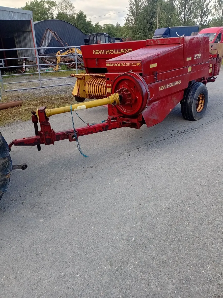 New Holland 376 Square Baler - Image 1