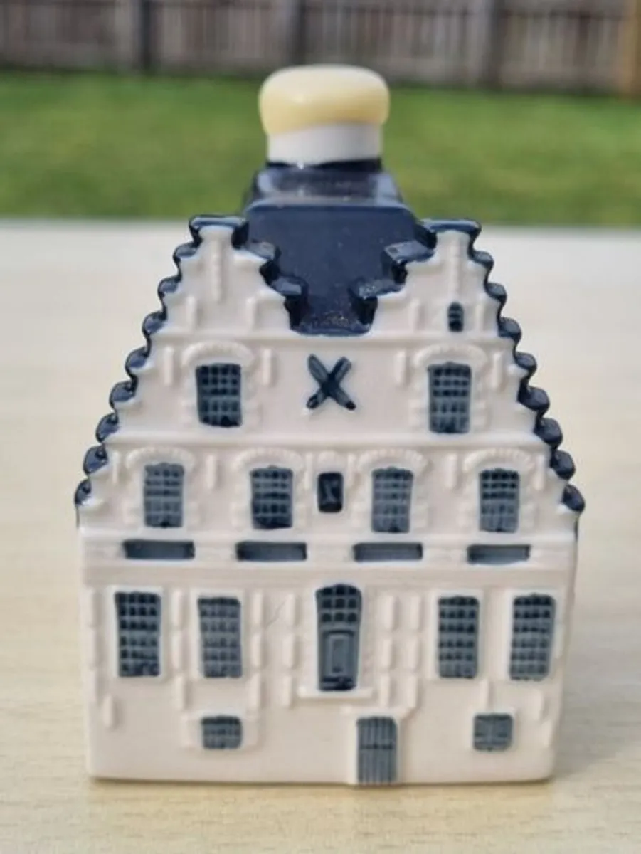 Collectible ceramic of Dutch house no.87 by KLM - Image 1