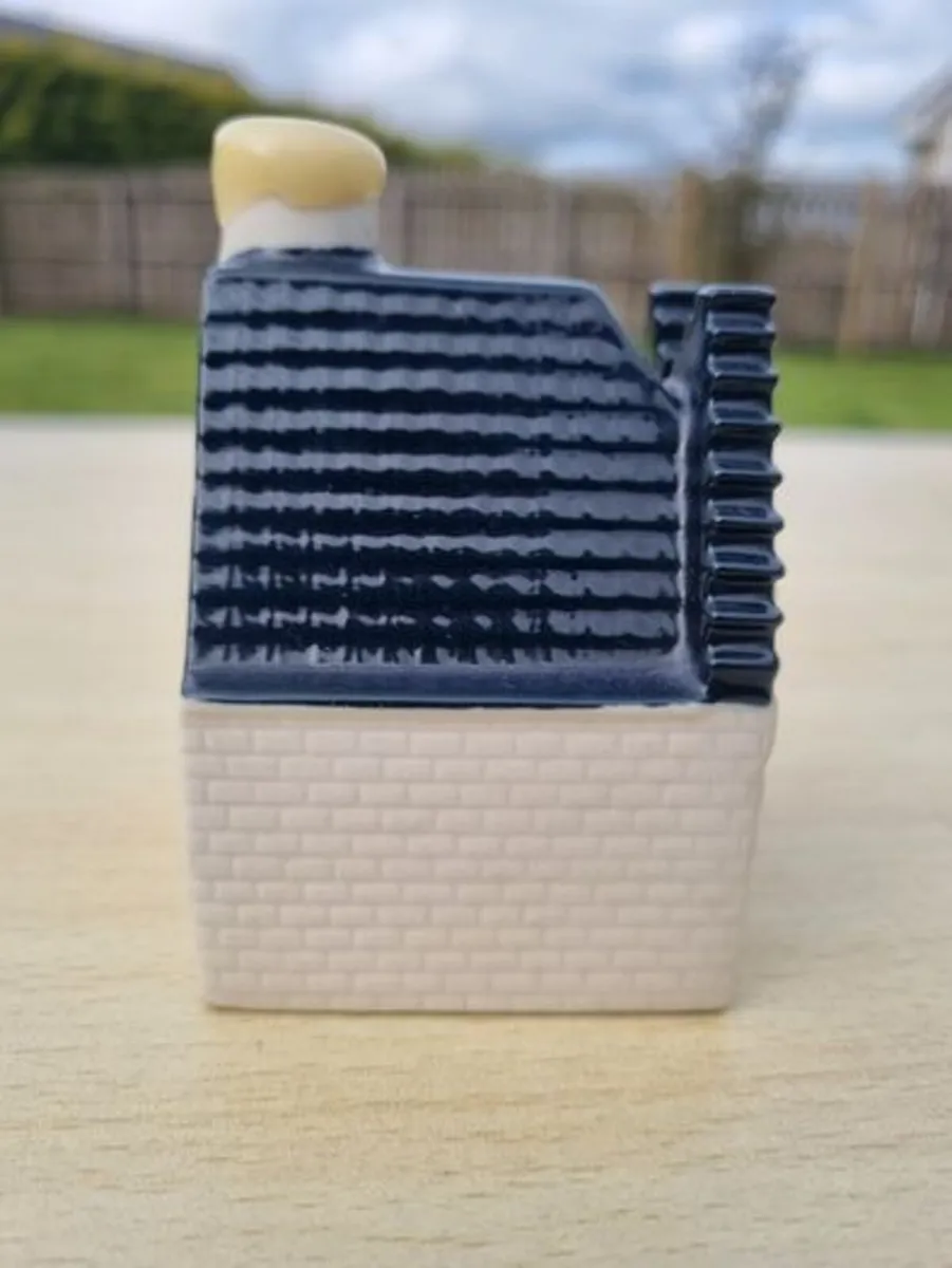 Collectible ceramic of Dutch house no.87 by KLM - Image 3