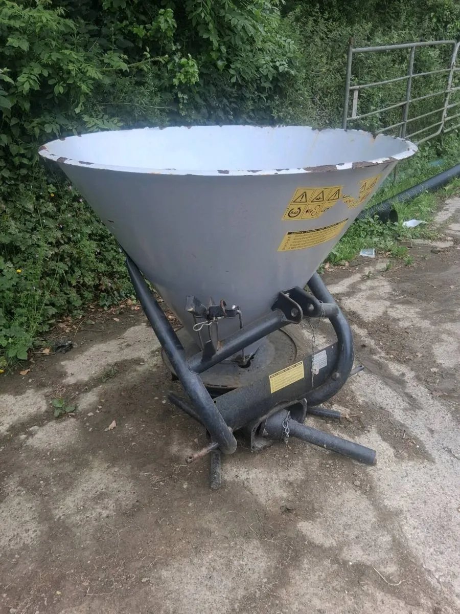 Fertilizer spreader - Image 1