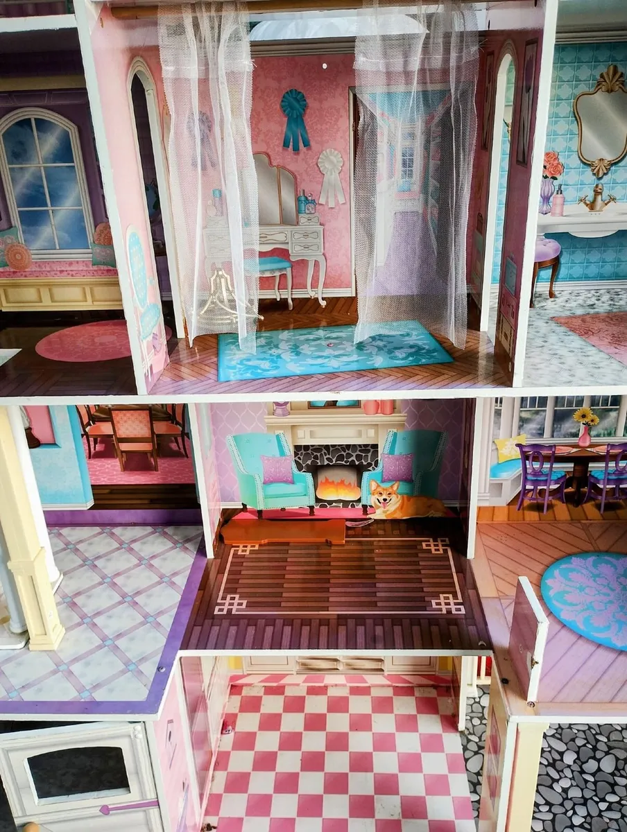 Childrens Pink Dollhouse - Image 4